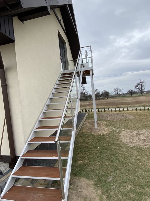 Schody metalowe zewnetrzne