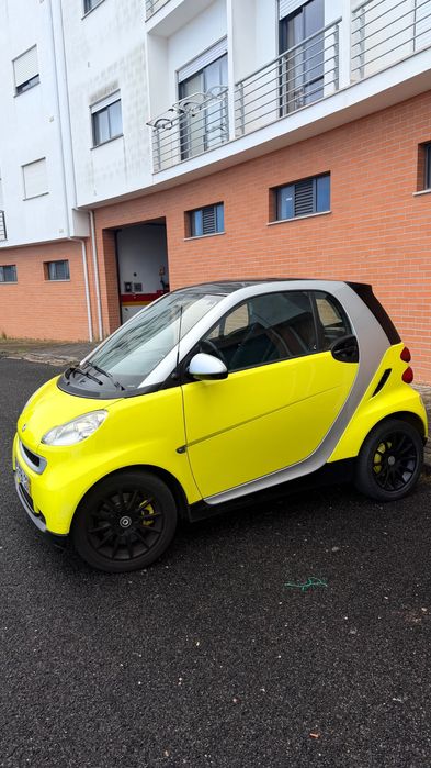 carro smart amarelo