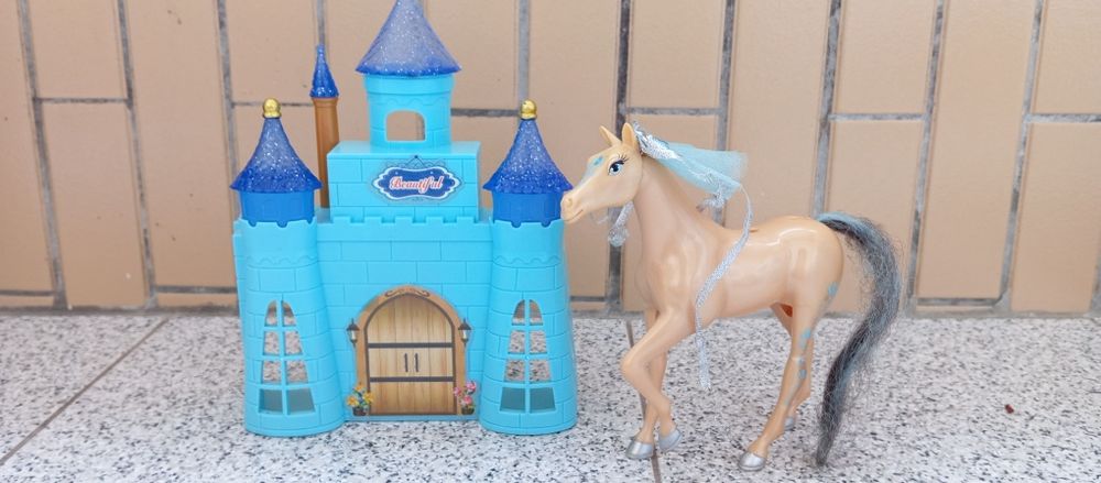 Brinquedo cavalo e castelo