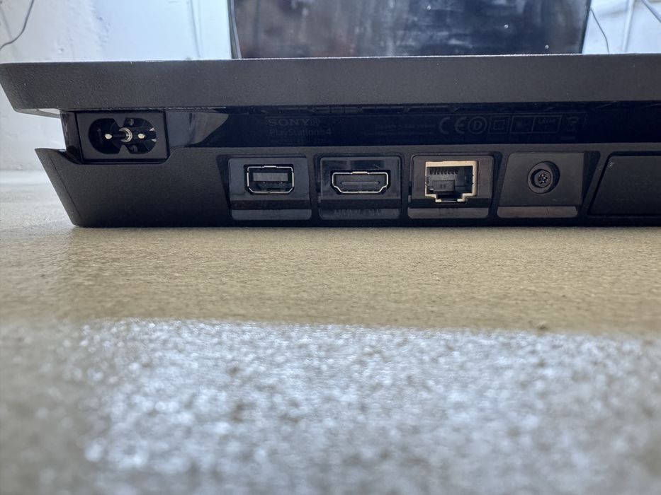 PlayStation 4 slim 1TB  plus oryginalny pad i dwie gry