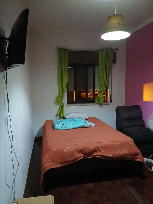 Alugo quarto em Almada