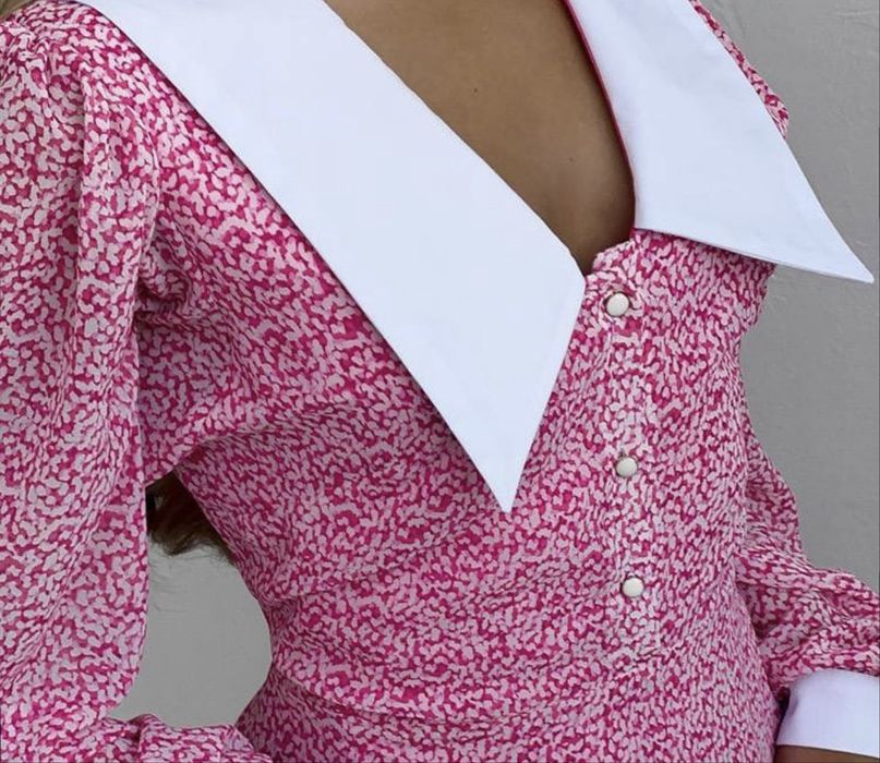 Рожеве плаття з білим комірцем