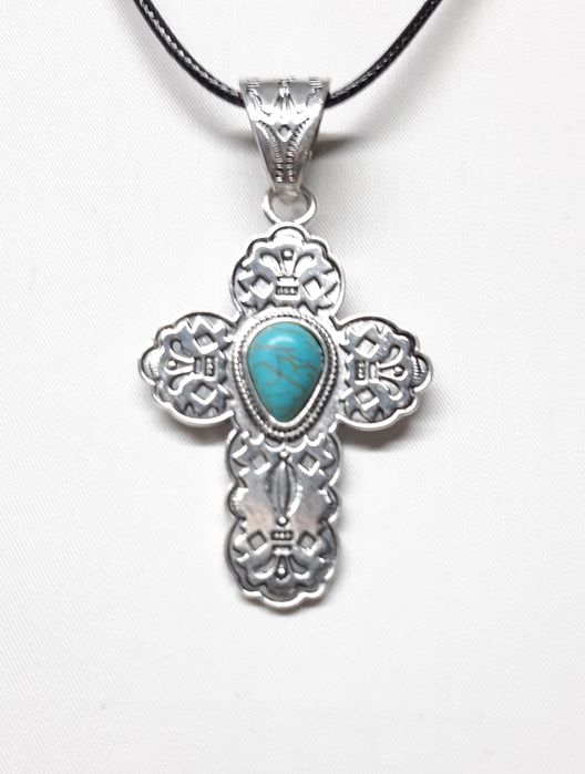 Colar com pingente turquesa e cruz cor prata