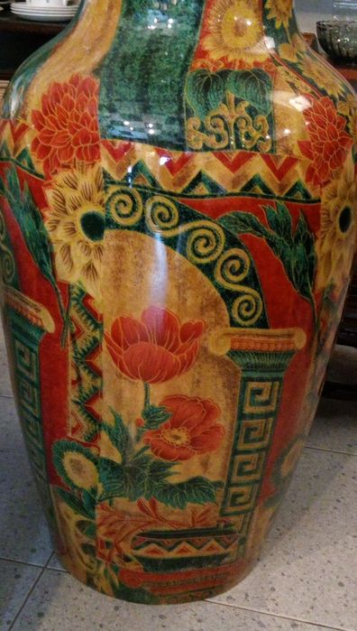 Jarrão antigo com motivos florais