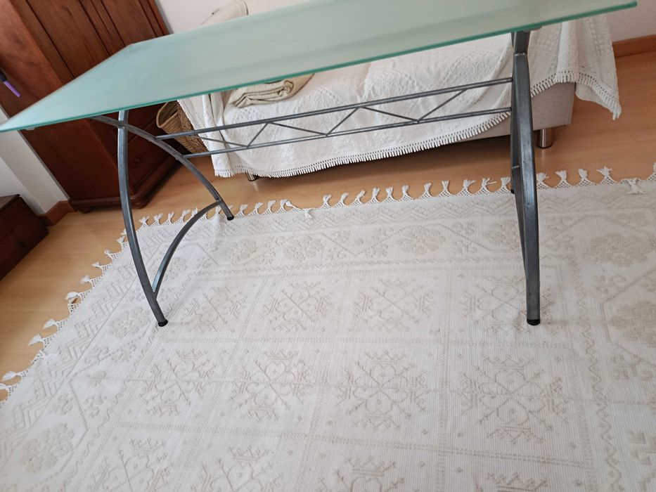 secretária com tanto de vidro e com pés de metal