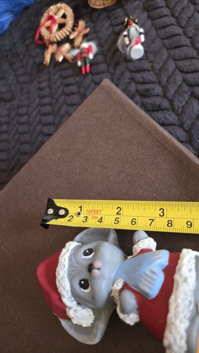 Myszka w stroju Mikołaja.