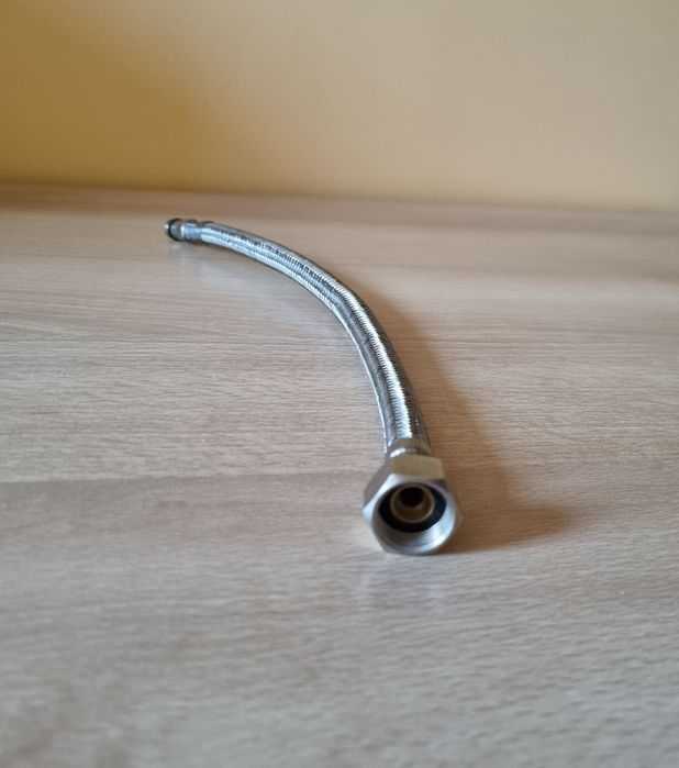 Nowy wężyk do umywalki 30 cm