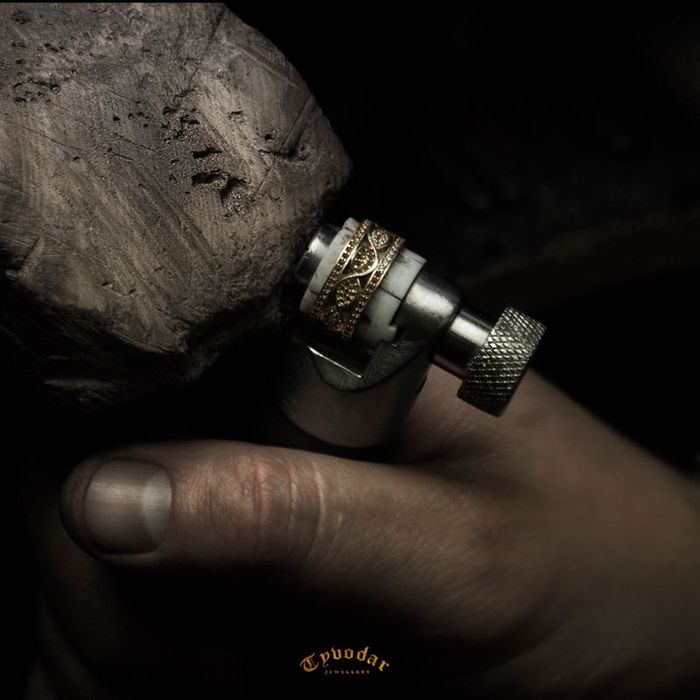 Pierścionek ze złota wysadzany diamentami | TYVODAR.COM