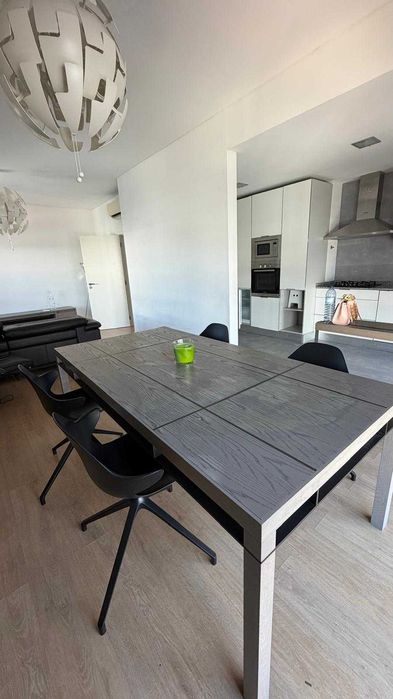 Vendo mesa de sala e aparador