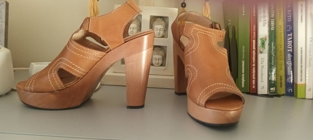 2 pares socas em madeira e pele