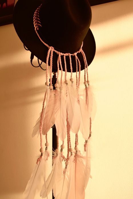 Kapelusz obfitości z piórami handmade na koncert, festiwal, opener