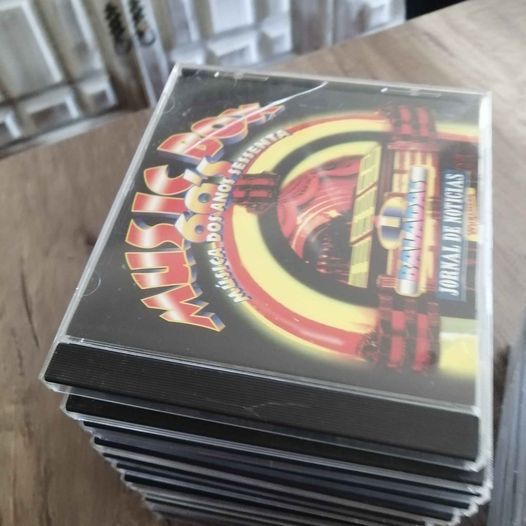 Várias coleções de musica em CDS o valor é para tudo