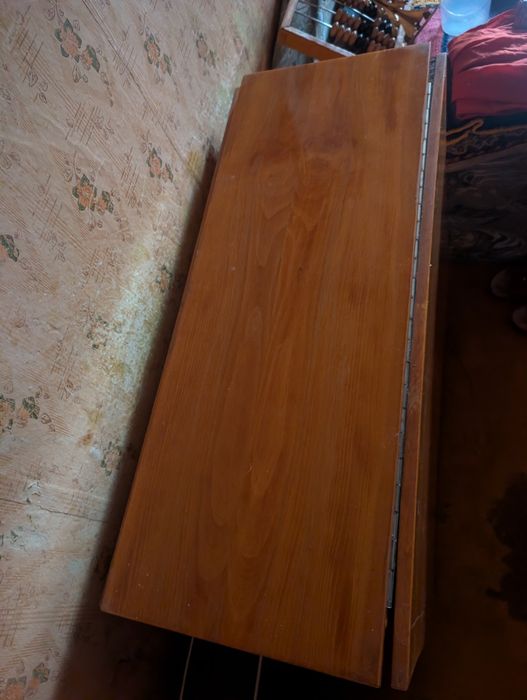 Обеденный стол из натурального дерева