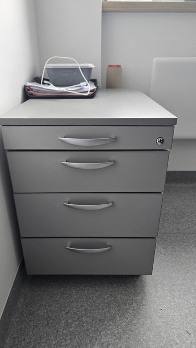 Szary, używany kontenerek pod biurko do sprzedania