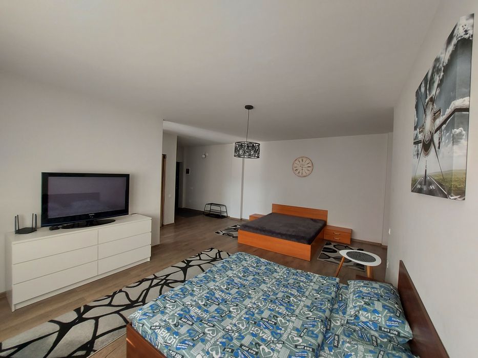 2 - кімнатна квартира. Погодинно. Подобово. ТРЦ " ЧАЙКА " Smart TV.