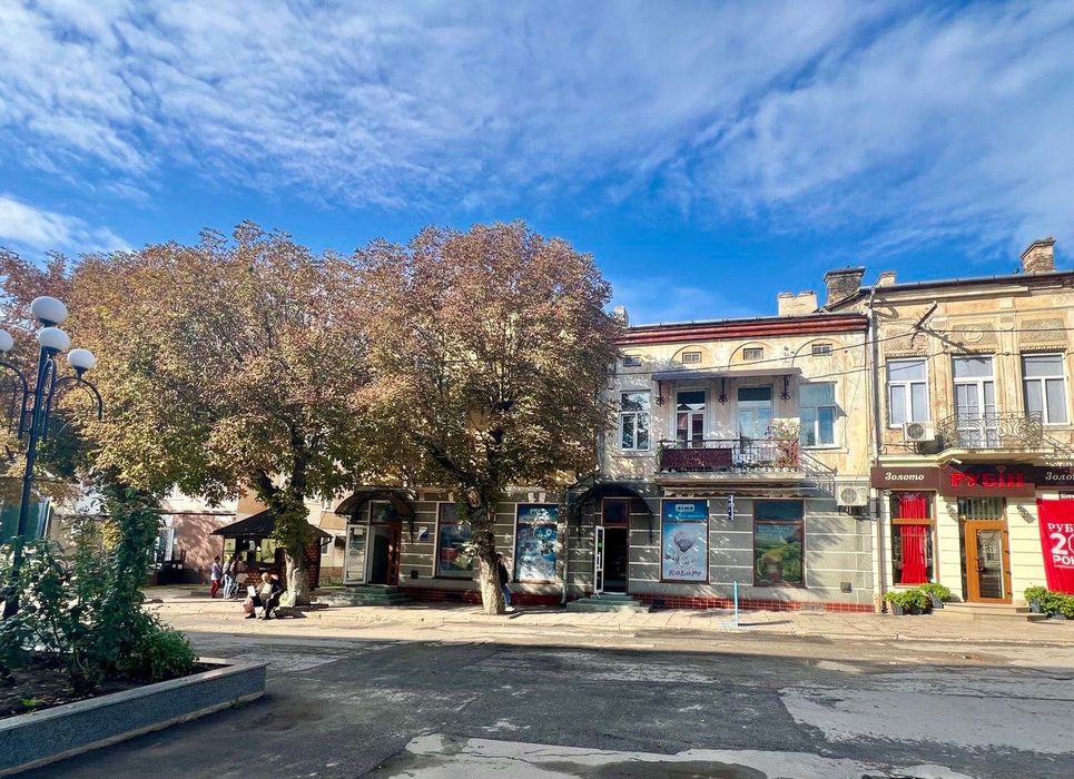 Продається 2-кімнатна квартира в самому центрі міста. Чортків