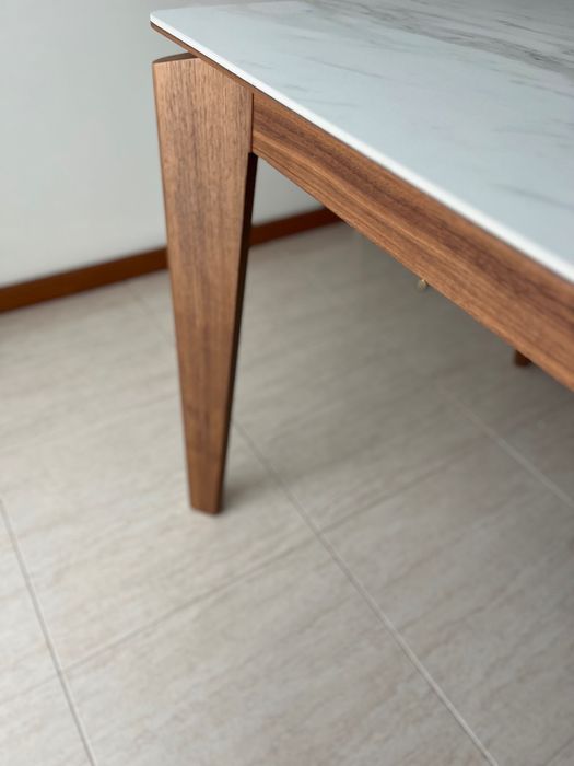 Mesa de  jantar  de madeira com tampo de porcelanato 160/90
