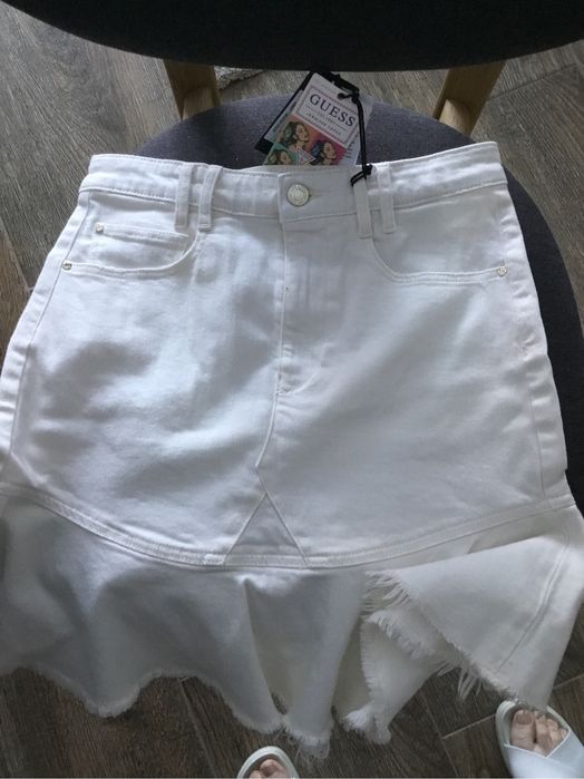 Spódnica mini w kolorze białym marki Guess