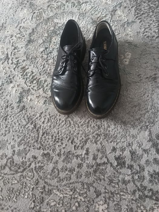Martensy,glany z  połyskiem skóra rozm 39
