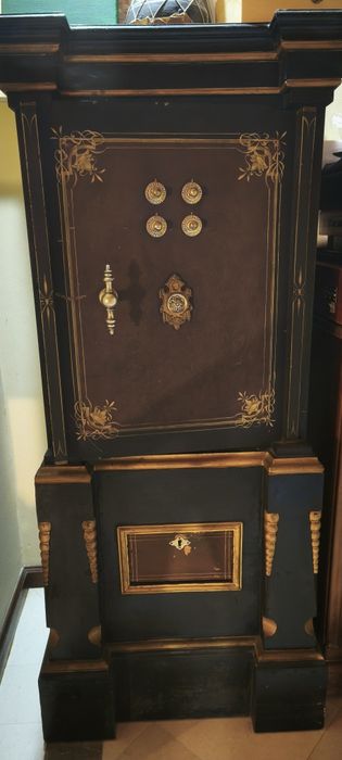 Cofre antigo em ferro