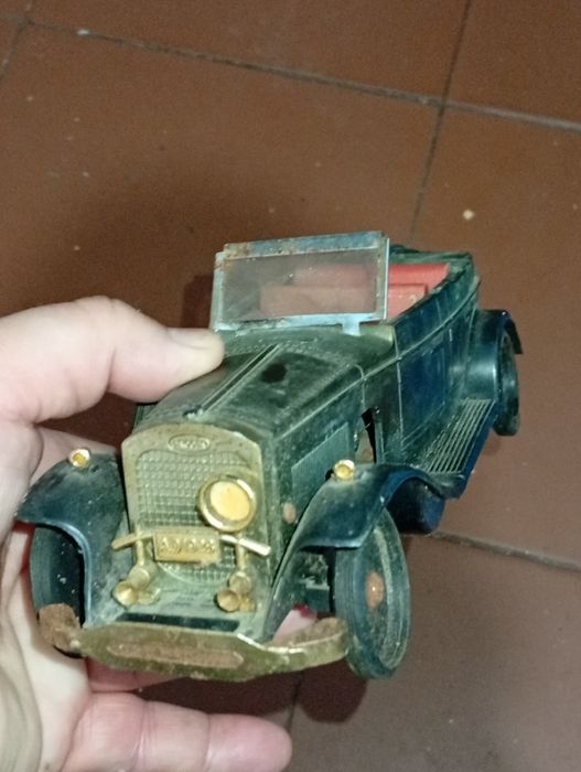 Carrinho Antigo para colecionadores a precisar reparação