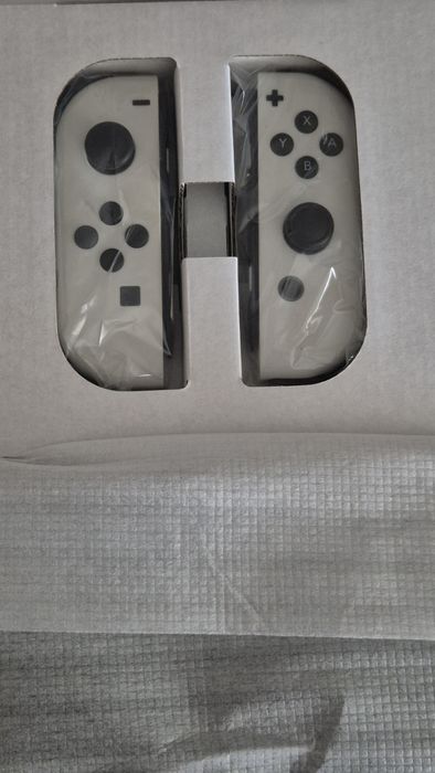 Nintendo Switch [OLED] + 1 Jogo [Pokémon Shining Pearl OU Zelda Tears of the Kingdom]