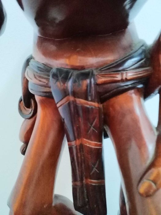 Escultura de caçador ancião com o seu cão- Madeira oriental