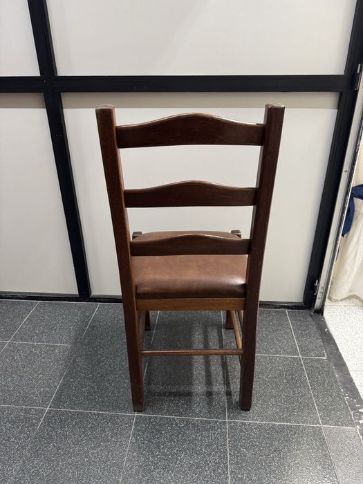 Cadeira com assento em semi pele