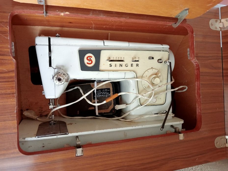 Máquina de costura com móvel