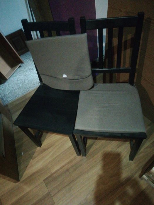 Mesa sala jantar com 4 cadeiras, mesa cor preta em madeira.