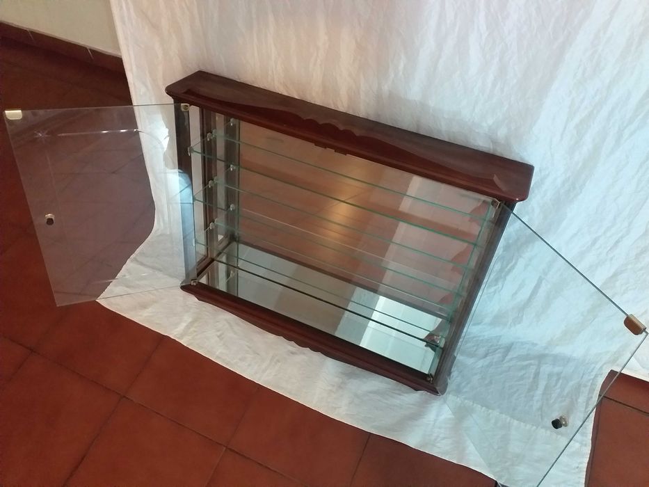 Cristaleira em madeira, vidro e espelhos