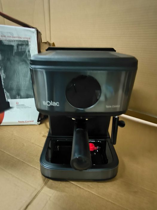 Kolbowy ekspres ciśnieniowy Solac  850 W czarny