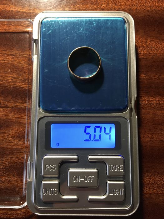 Золота обручка.