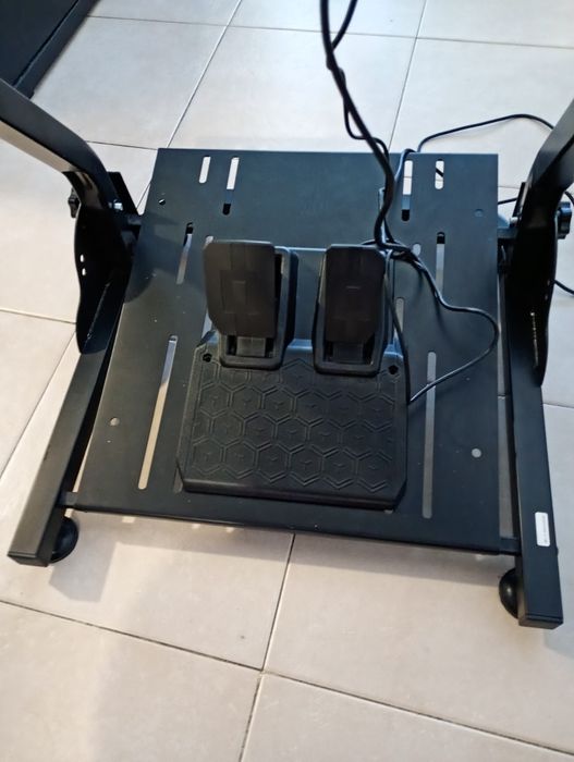 Volante Ferrari thrustmaster com plataforma