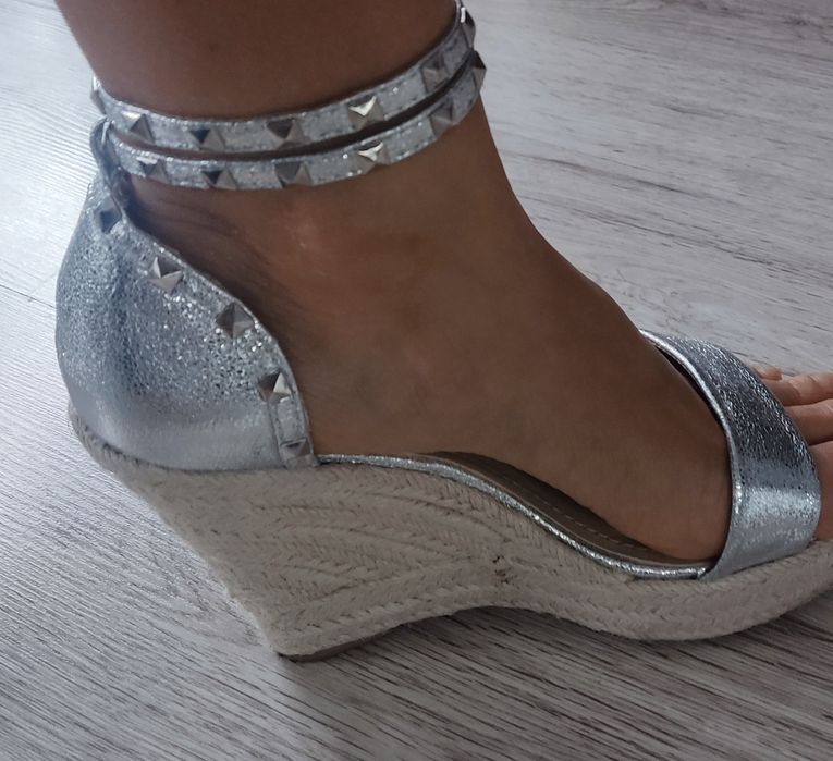 Buty na wysokiej koturnie srebrne 38