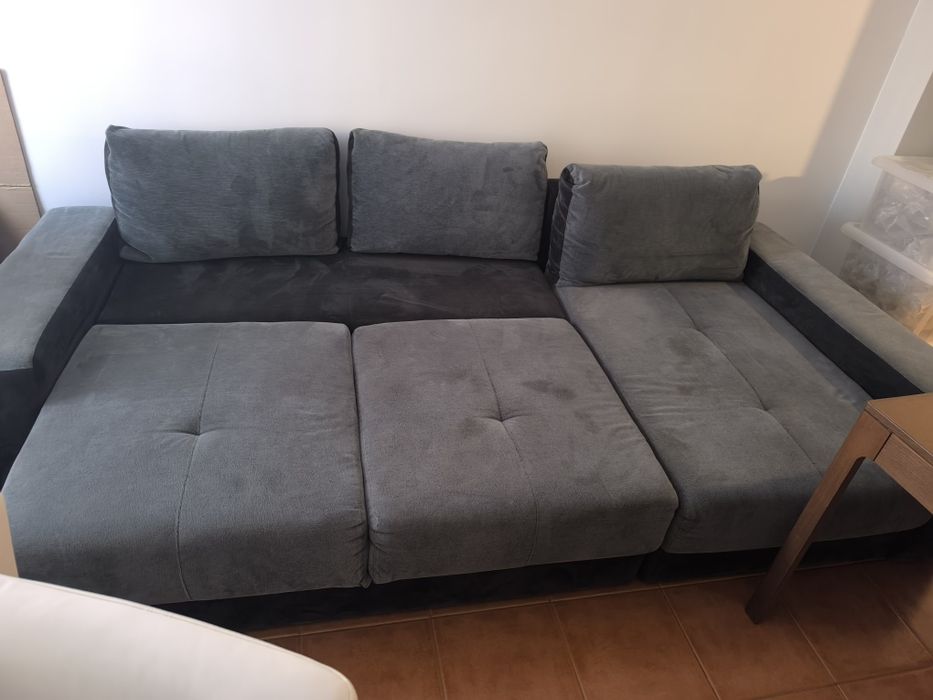 Sofá grande, pode fazer de cama, como está na foto