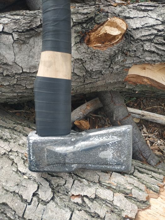 Станина швейной машины, чугунная.подставка под мангал.колун,дровокол