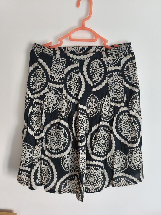 Saia em tecido de algodão, cor branca e preta com  pregas em todo a roda