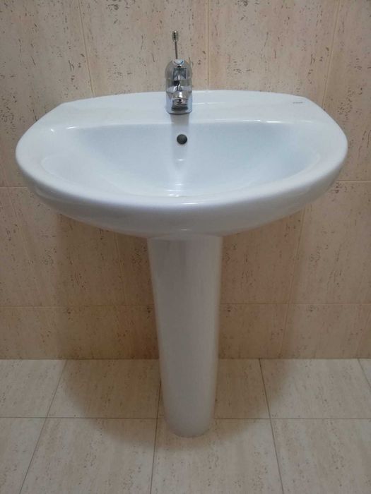 Lavatório com coluna em cerâmica WC Roca