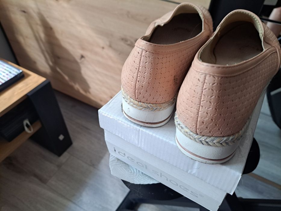 Pudrowe espadryle