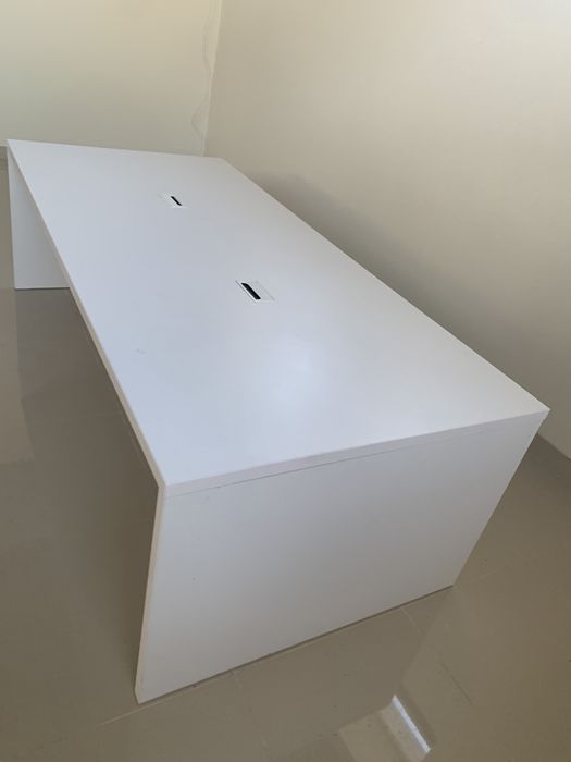 Стіл на 6 робочих місць з розетками