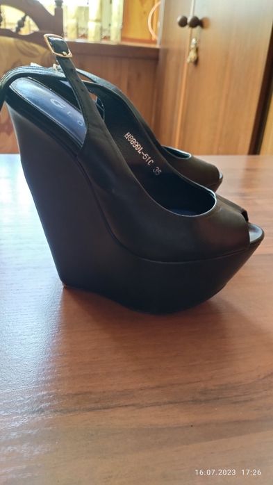 Кожаные женские босоножки