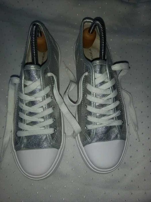 Reserved srebrne metaliczne trampki 37