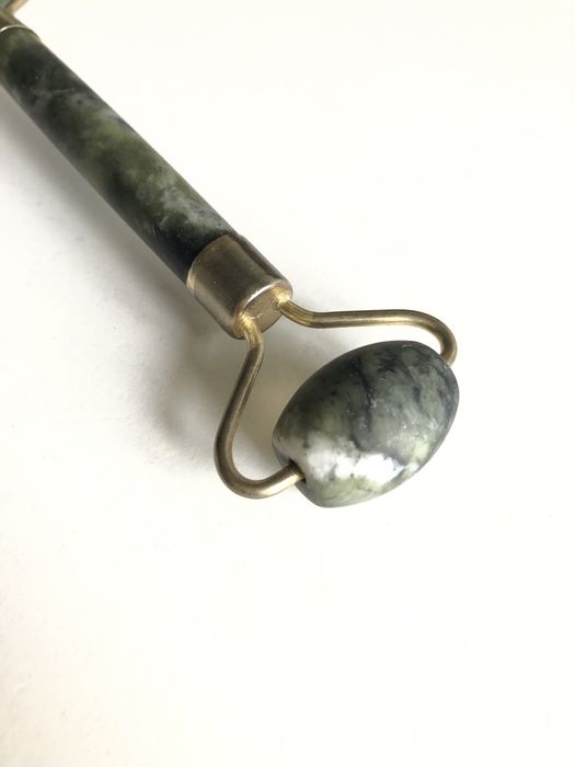 Нефритовий масажний ролер для обличчя