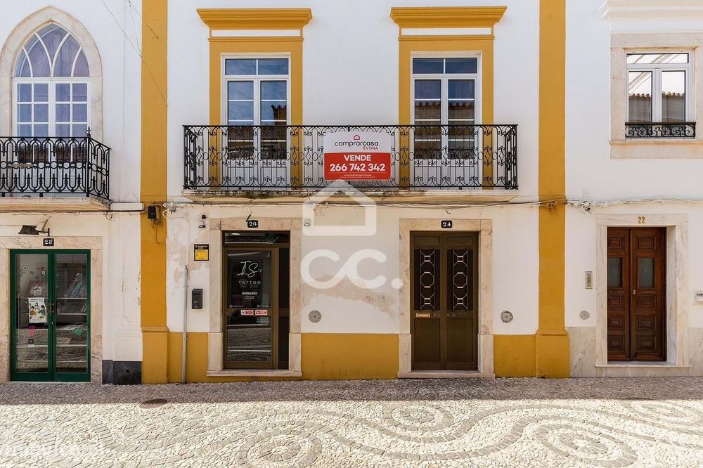 Oportunidade Única: Edifício Senhorial com Logradouro no Coração de Vi