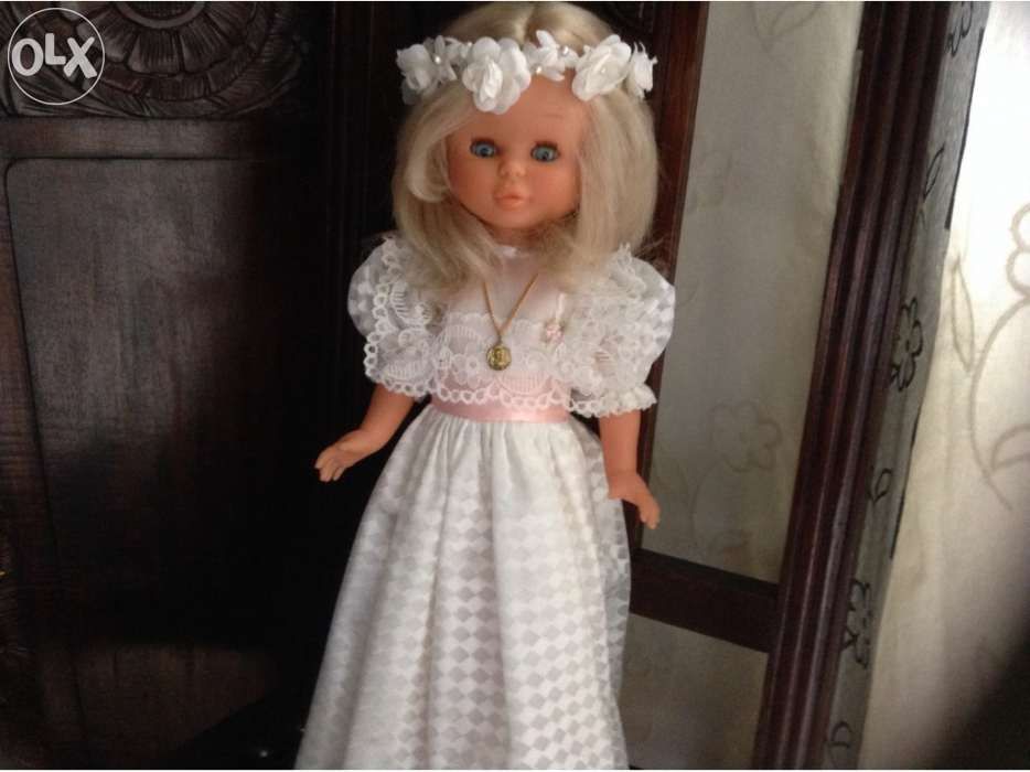 Nancy Daypa da Famosa dos anos 80 com vestido de comunhão e sapatos