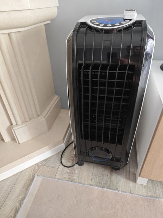 climatizador portátil Camry CR 7920, um aparelho 4 em 1 que funciona como arrefecedor, purificador, humidificador e ionizador de ar.