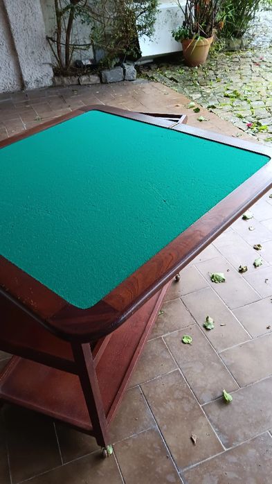 Mesa de jogo pe de galo.