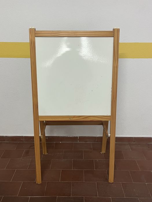 Quadro de giz e de canetas