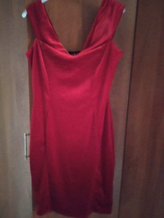 Червона вечірня сукня